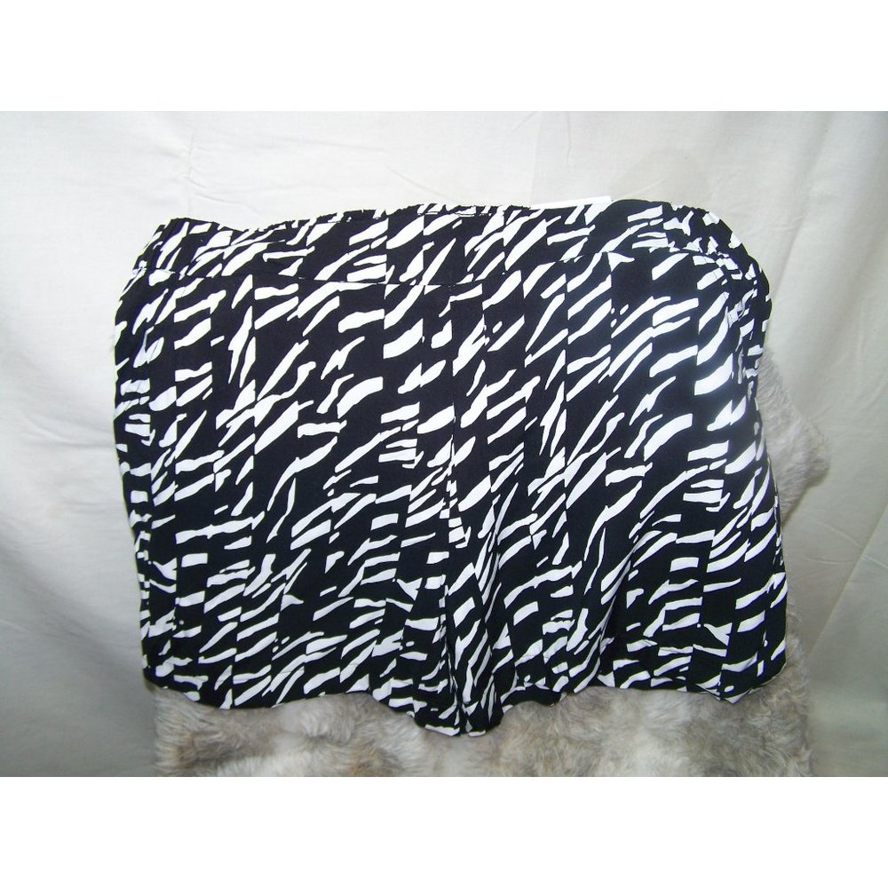 Nine West shorts Zebra Mid Rise Large NWT